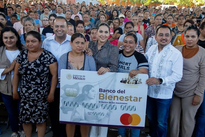 En este momento estás viendo Entregan Beca ‘Rita Cetina’ en Tecomán