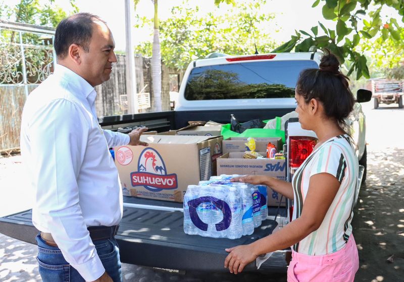 En este momento estás viendo Armando Reyna entrega apoyos a familia afectada por incendio en Santa Rosa