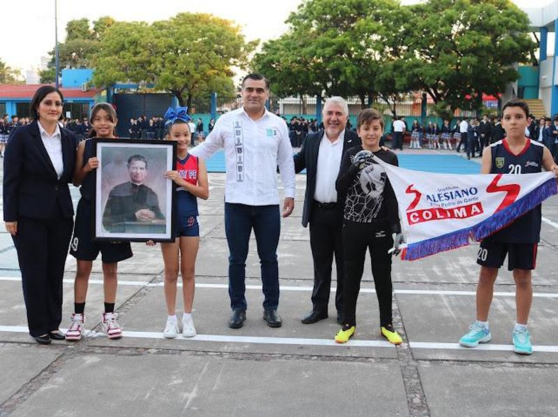 En este momento estás viendo Abandera alcalde de Colima a equipos que participarán en Juegos Intersalesianos, en León