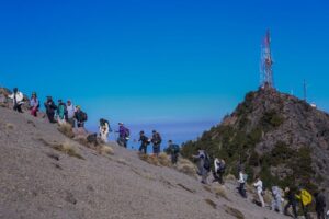 Lee más sobre el artículo Reúne ascenso al Volcán de Nieve a casi 100 senderistas