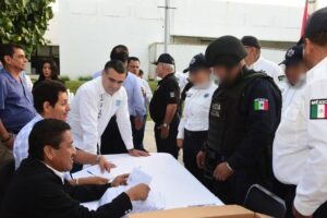 Lee más sobre el artículo Cumple Riult Rivera con policías municipales al entregarles bono de mejora salarial