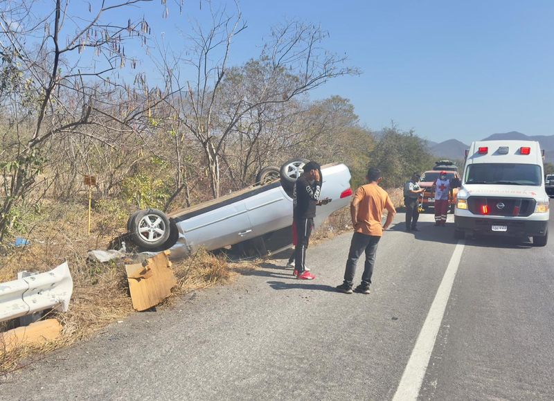 En este momento estás viendo Dos heridos tras volcadura en autopista Colima-Manzanillo