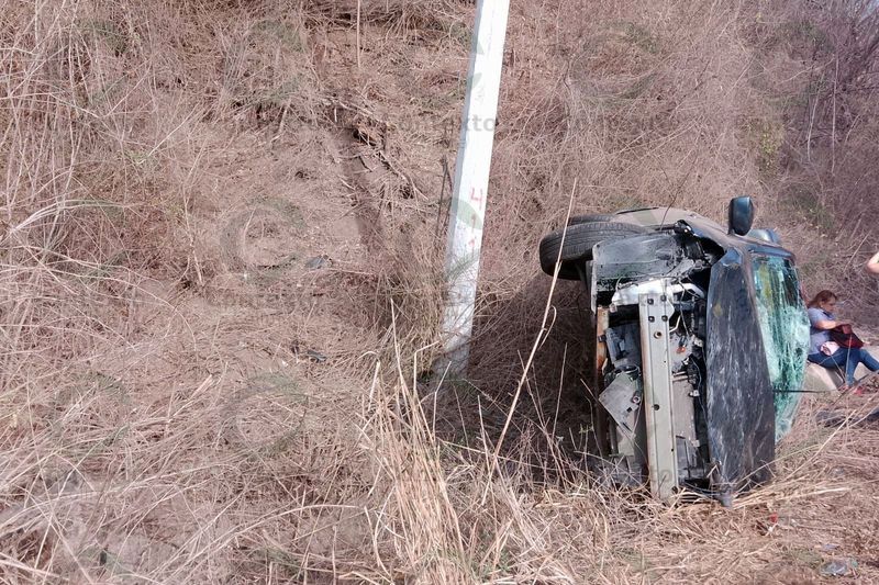 En este momento estás viendo Maestra y 2 tripulantes, heridos en volcadura en carretera a Coalatilla