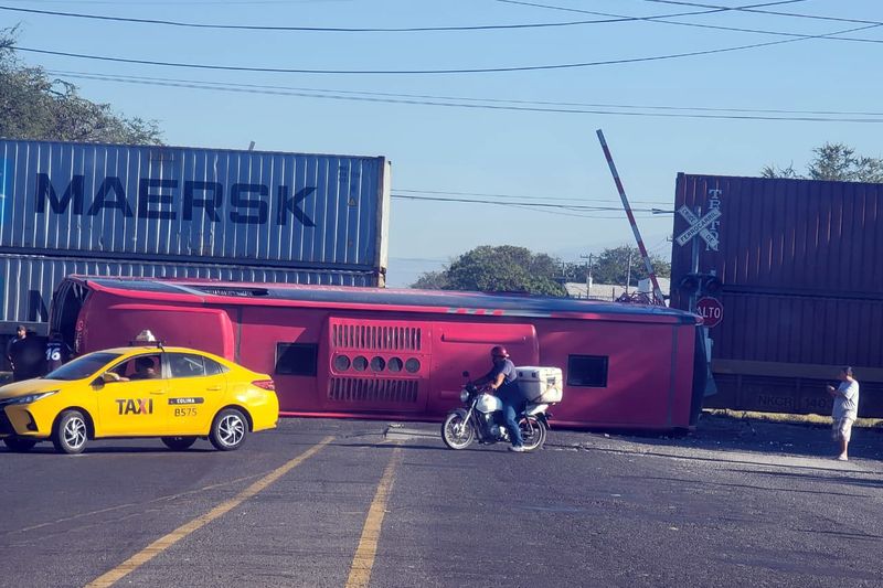 En este momento estás viendo Tren impacta autobús de Los Rojos, en Colima capital; fallece conductor y niño de 13 años