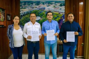 Lee más sobre el artículo Gobierno Municipal de Tecomán firma convenio con Surtidora Ferretera