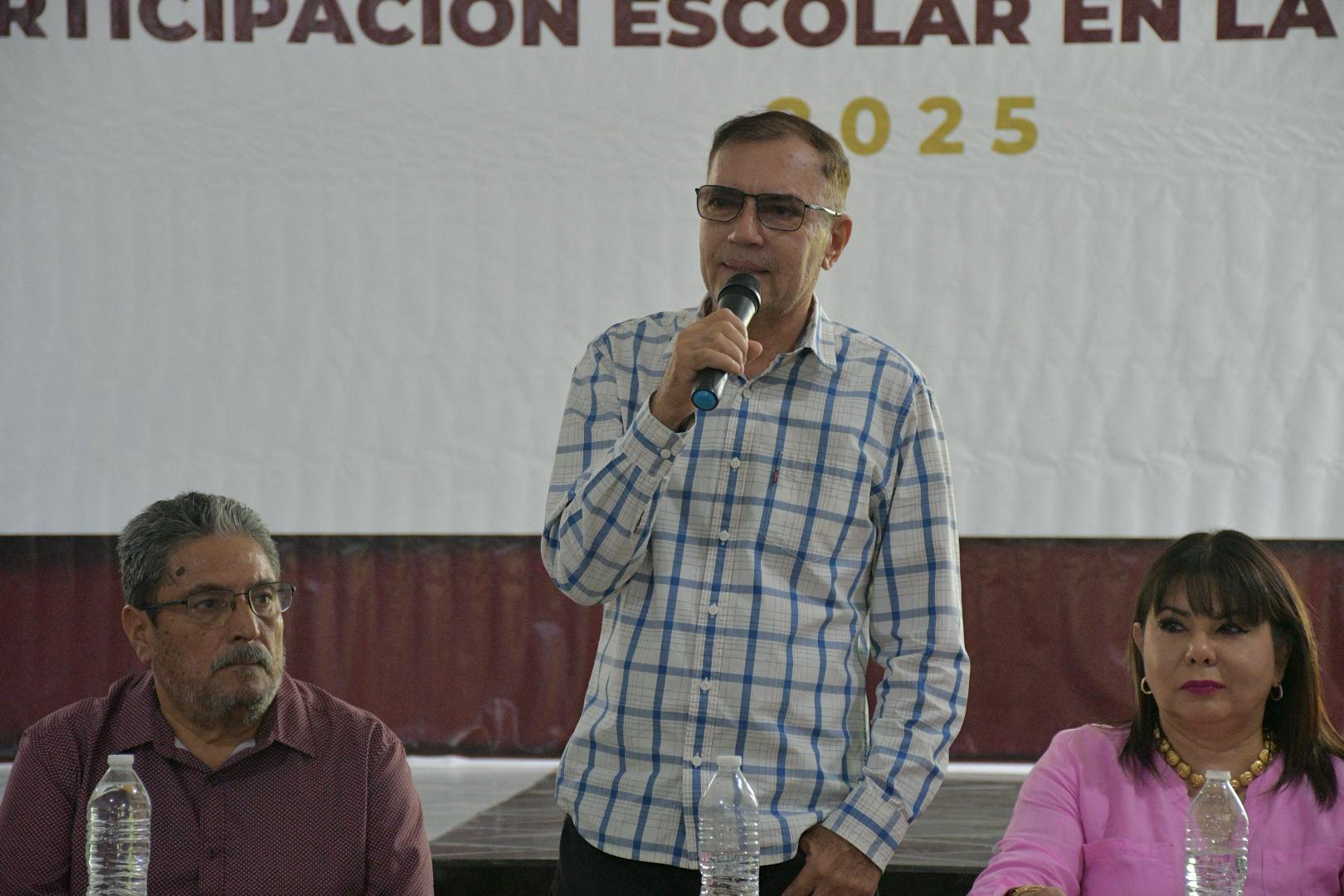 En este momento estás viendo El alcalde J. Cruz Méndez refuerza su compromiso con la educación en Armería