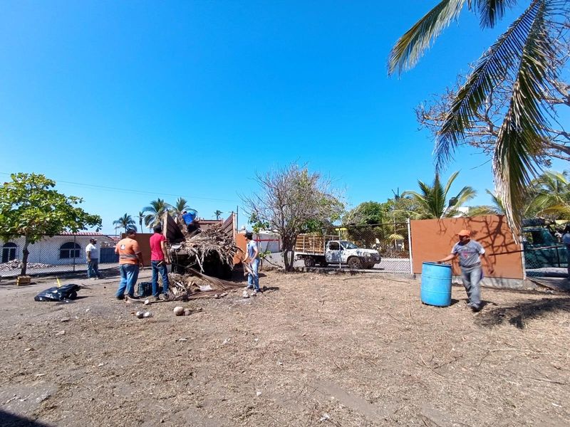 En este momento estás viendo Realizan limpieza habitantes del “El Paraíso” y autoridades de Armería