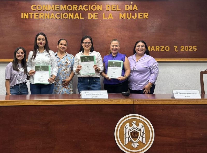 En este momento estás viendo Realizan panel “Loras fuertes, mujeres poderosas”