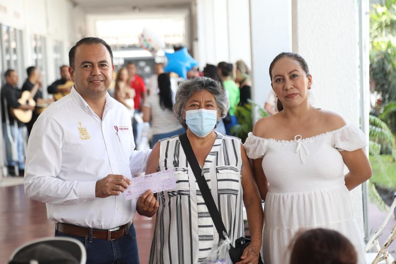 En este momento estás viendo Armando Reyna realiza entrega de apoyos económicos a tecomenses