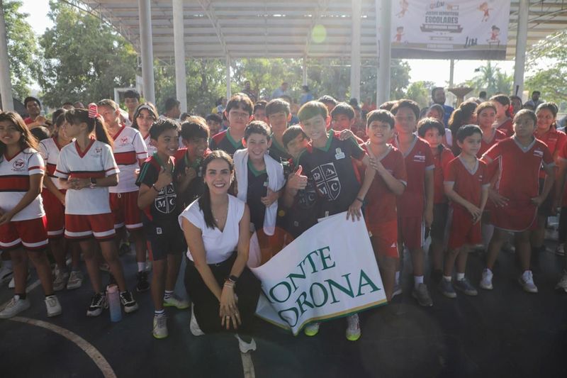 En este momento estás viendo Rosi Bayardo participa en inauguración de los juegos deportivos escolares de la educación básica