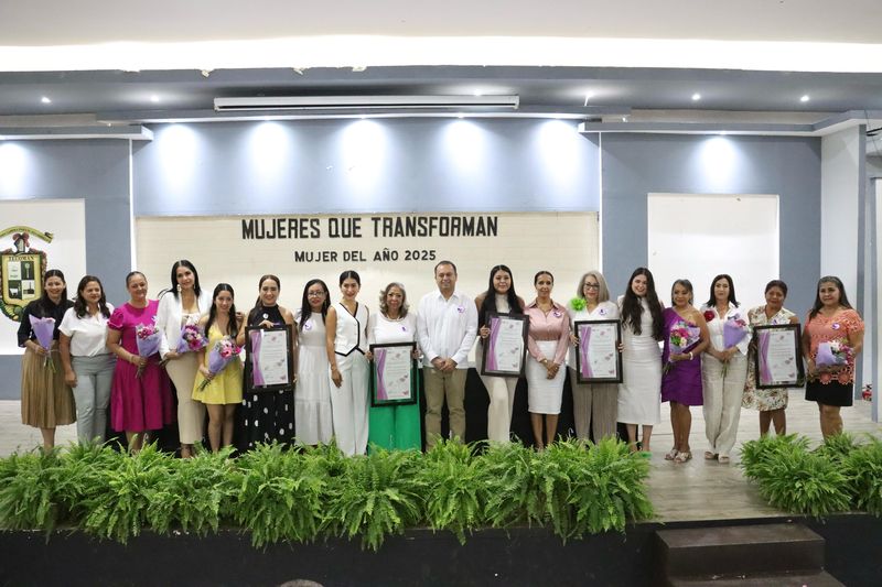 En este momento estás viendo Armando Reyna galardona a mujeres destacadas de Tecomán