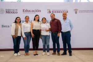 Lee más sobre el artículo Armando Reyna participa en entrega de becas Benito Juárez a estudiantes de Tecomán
