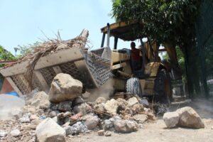 Lee más sobre el artículo Soluciona alcalde de Colima problema de escombro en jardín de niños del Mirador de la Cumbre