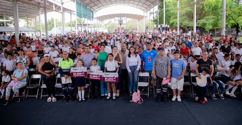 En este momento estás viendo Entregan Mi ColiBeca para Empezar en Manzanillo; hoy la reciben más de 3,100 estudiantes