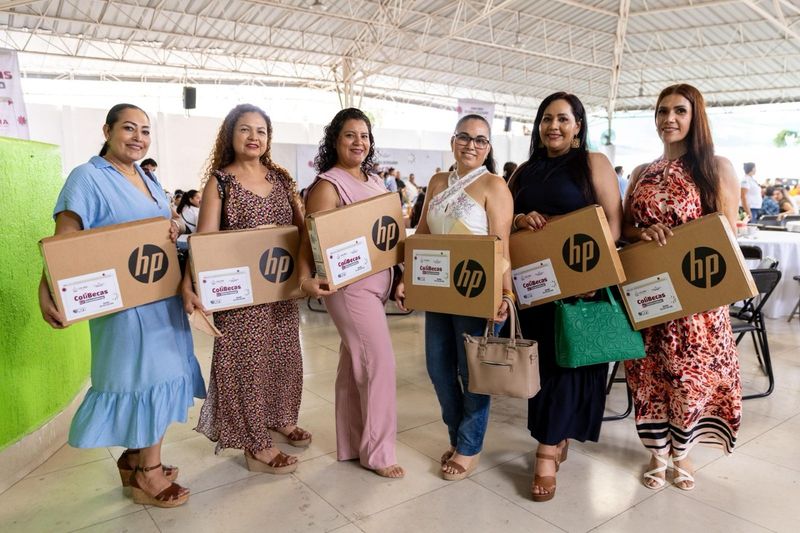 En este momento estás viendo Entregan cerca de 400 ColiBecas Computadoras a docentes de primarias públicas en Manzanillo