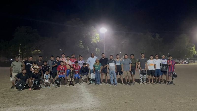 En este momento estás viendo Agradecen a regidor Jorge González apoyo a torneo de fútbol realizado en Madrid, Tecomán