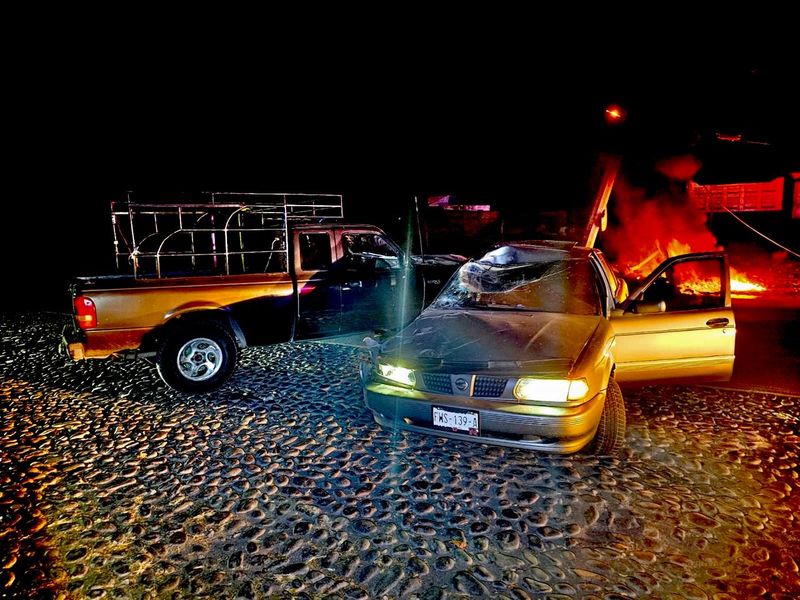 En este momento estás viendo Derriba camioneta transformador al impactar a Tsuru en Tecomán