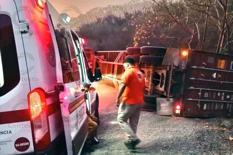 En este momento estás viendo Vuelca tráiler en las curvas de la Laguna de Cuyutlán