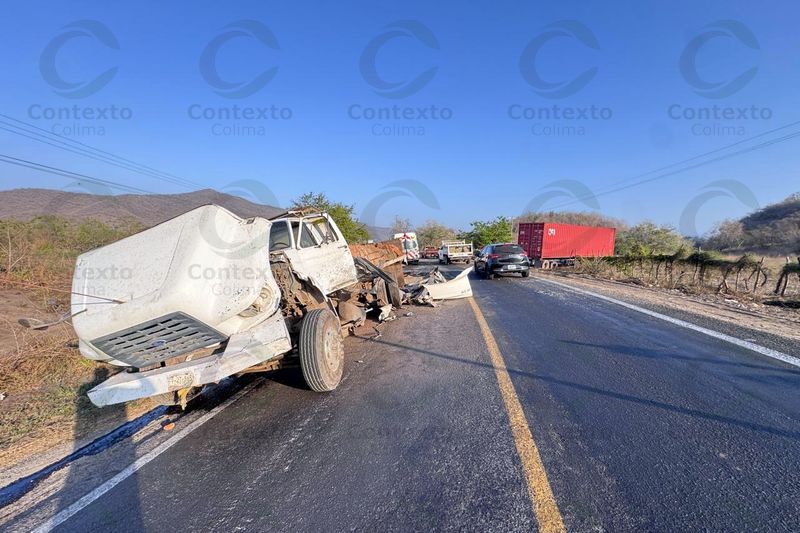 En este momento estás viendo Chocan de frente tráiler y camión ladrillero en la libre Tecomán; hay dos lesionados