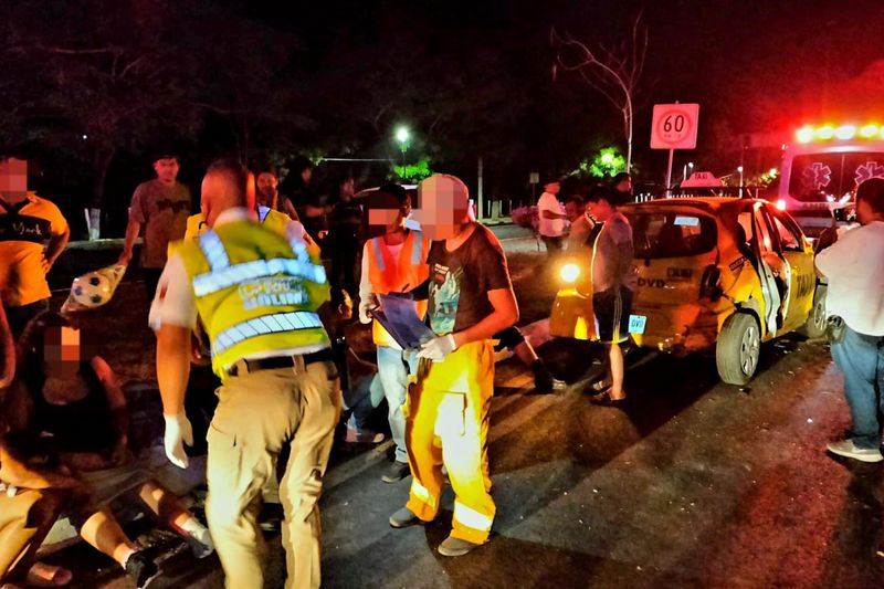 En este momento estás viendo Accidente entre taxi y vehículo particular deja 7 heridos en Coquimatlán