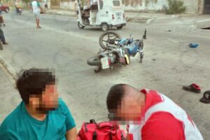 Lee más sobre el artículo Dos heridos tras choque entre mototaxi y motocicleta en Tecomán