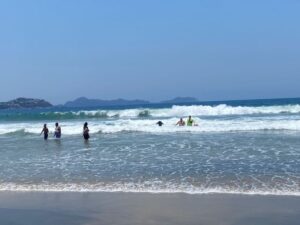 Lee más sobre el artículo Guardavidas de UEPC auxilian a 4 turistas en riesgo de ahogamiento, en Manzanillo