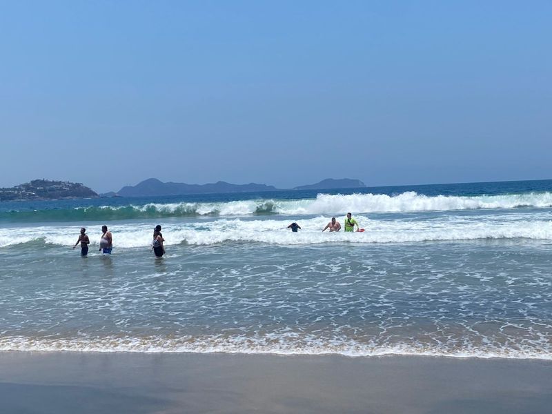 En este momento estás viendo Guardavidas de UEPC auxilian a 4 turistas en riesgo de ahogamiento, en Manzanillo