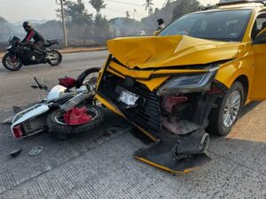 Lee más sobre el artículo Chocan motocicleta y taxi por baja visibilidad durante incendio en la Manzanillo-Colima