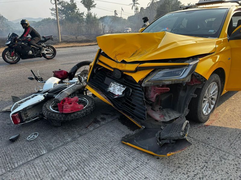 En este momento estás viendo Chocan motocicleta y taxi por baja visibilidad durante incendio en la Manzanillo-Colima
