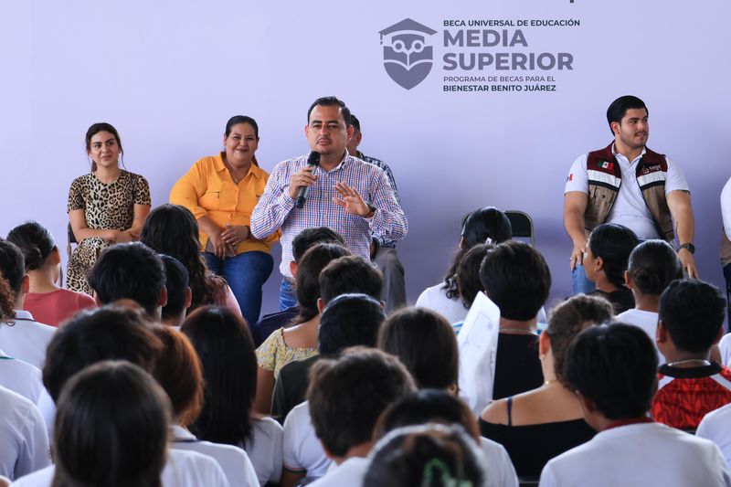 En este momento estás viendo Julio León acompaña entregas de tarjetas y charla con jóvenes en Colima