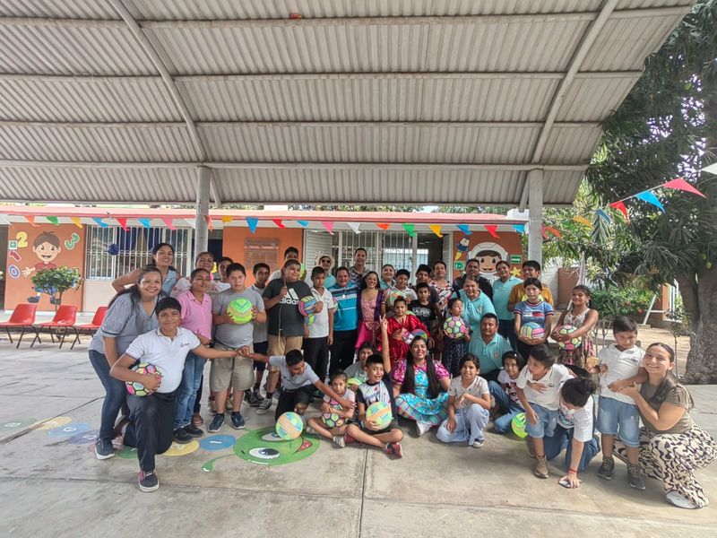 En este momento estás viendo Sindicato de trabajadores festeja Día del Niño con alumnos del CAM Armería