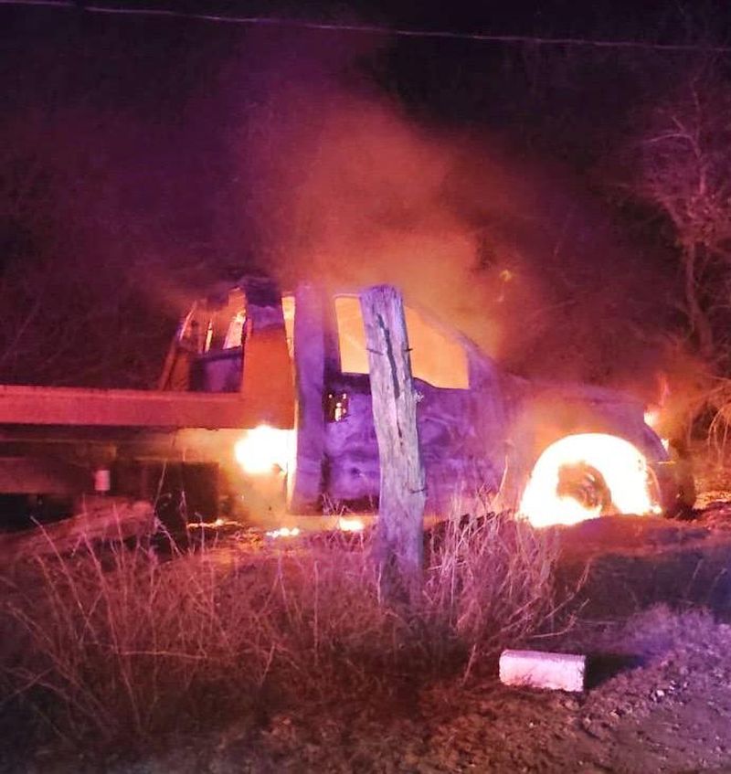 En este momento estás viendo Se incendia grúa cerca de la caseta de cobro de Cuyutlán
