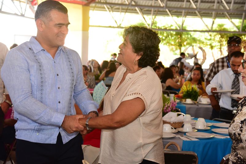 En este momento estás viendo Riult Rivera reconoce labor de madres trabajadoras del estado en su día