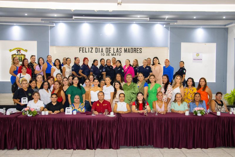En este momento estás viendo Armando Reyna y Mili Cuevas celebran a madres trabajadoras del Ayuntamiento de Tecomán