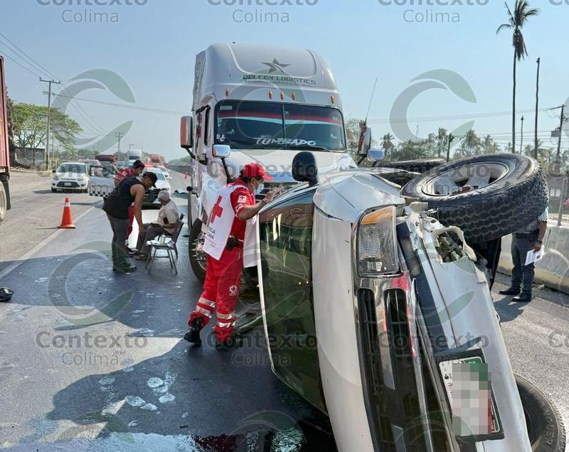 En este momento estás viendo Dos heridos tras choque entre tráiler y camioneta en la autopista Manzanillo-Colima