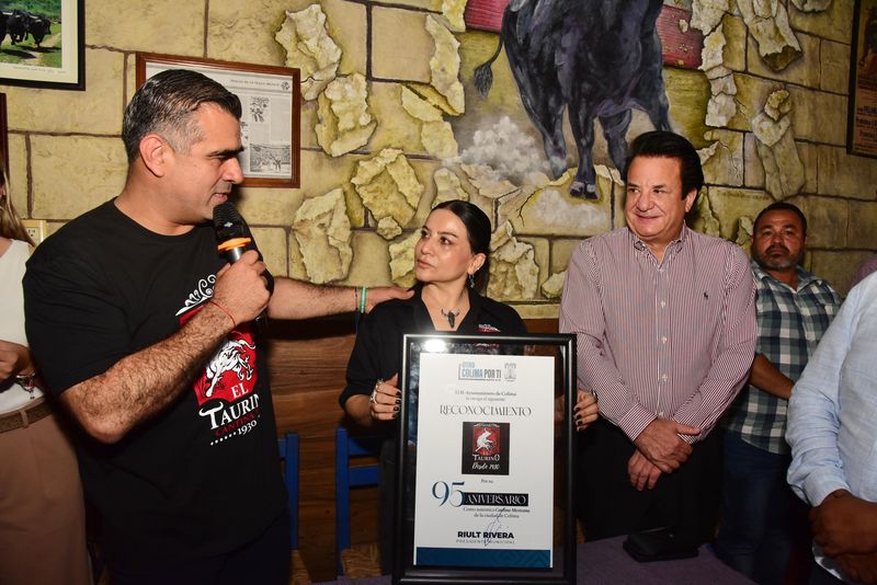 En este momento estás viendo Riult Rivera reconoce a El Taurino en su 95 aniversario, la cantina más antigua de Colima