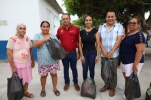 Lee más sobre el artículo Armando Reyna y Mili Cuevas entregan despensas en comunidades tecomenses