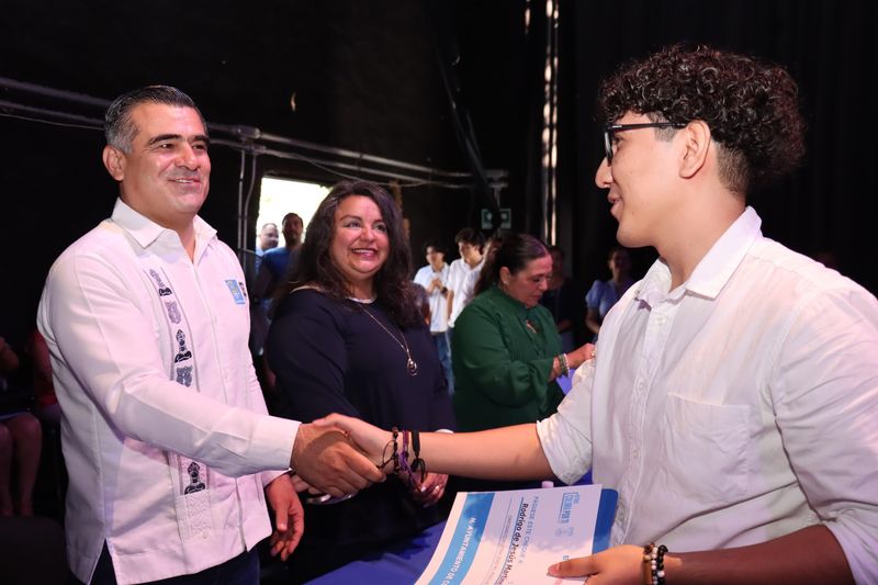 En este momento estás viendo Riult Rivera entrega becas ‘Vera Vázquez’ en el Cedart Juan Rulfo