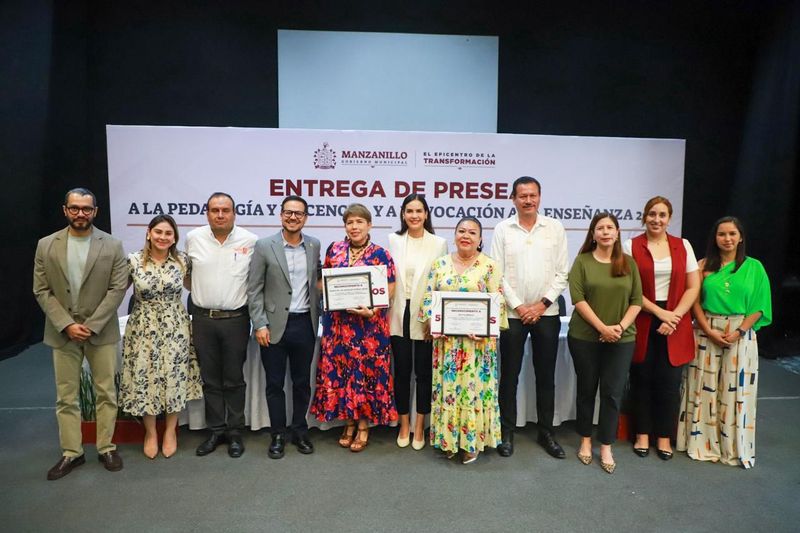 En este momento estás viendo Rosi Bayardo entrega preseas a maestras destacadas de Manzanillo