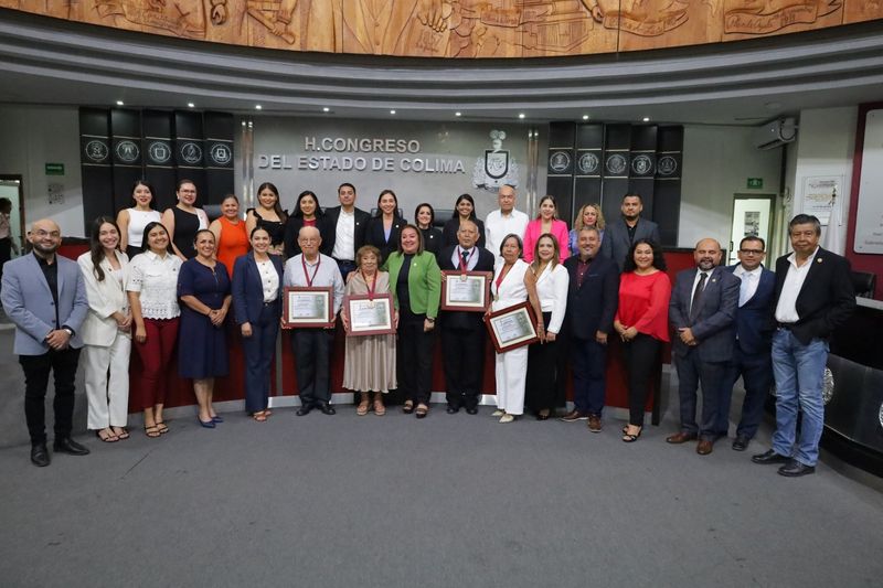 En este momento estás viendo Galardona LXI Legislatura a docentes con premio ‘Profesor Gregorio Torres Quintero’