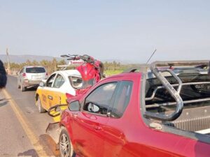 Lee más sobre el artículo Tráiler impacta vehículos y deja una motocicleta atrapada entre ellos