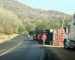 Lee más sobre el artículo Vuelca tractocamión en las curvas de Cuyutlán; no hay lesionados