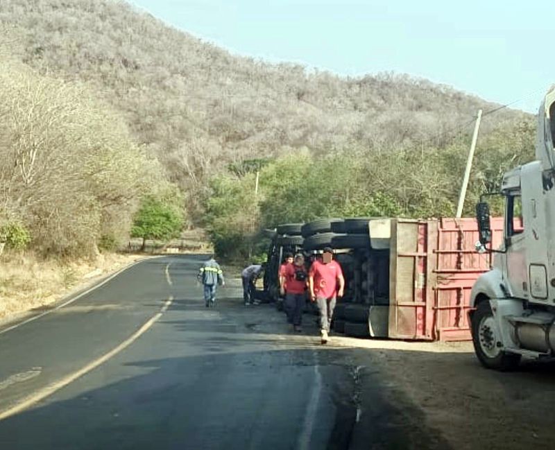 En este momento estás viendo Vuelca tractocamión en las curvas de Cuyutlán; no hay lesionados