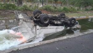 Lee más sobre el artículo Vuelca camión recolector de basura en canal de Tecomán