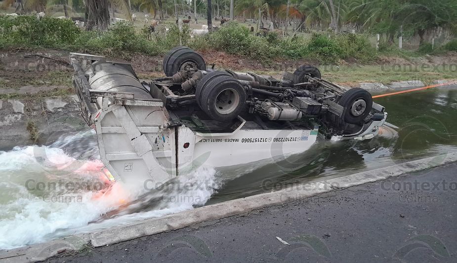 En este momento estás viendo Vuelca camión recolector de basura en canal de Tecomán