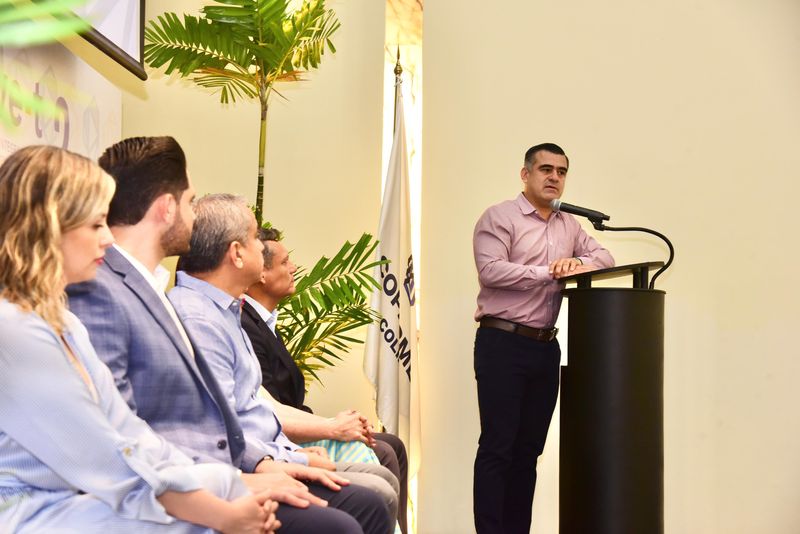 En este momento estás viendo Riult Rivera reafirma respaldo a empresarios durante inauguración del foro Vive-t