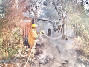 Lee más sobre el artículo Incendio consume vivienda en Armería, se reportan daños materiales