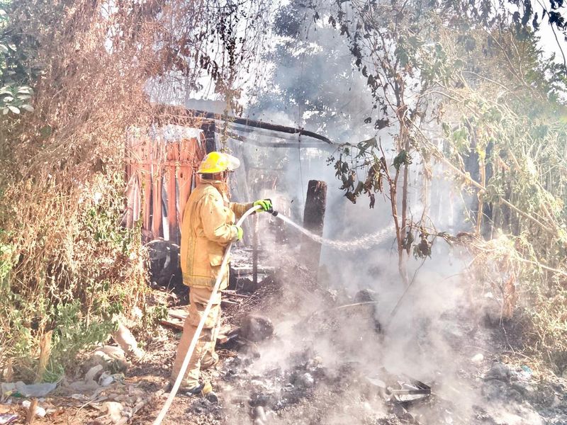 En este momento estás viendo Incendio consume vivienda en Armería, se reportan daños materiales
