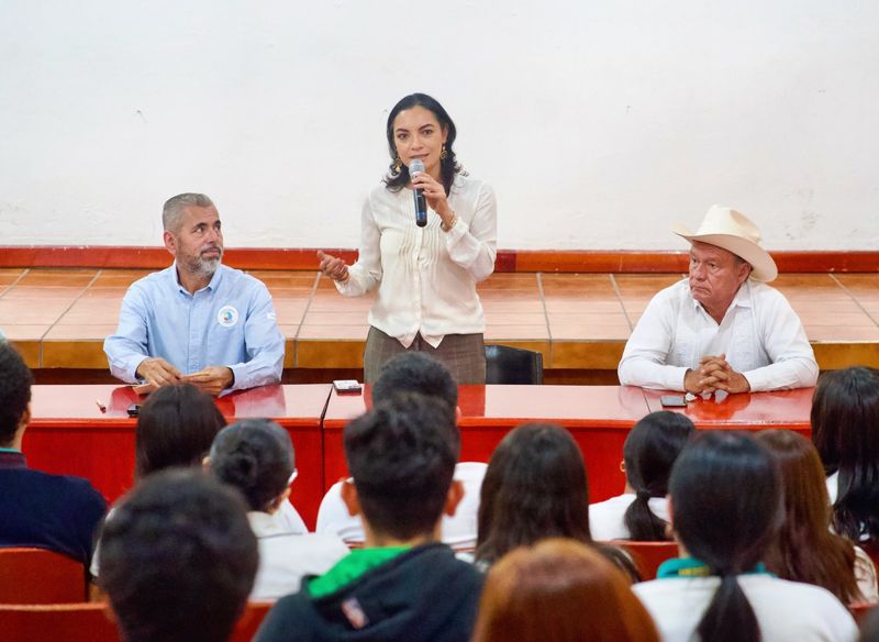 En este momento estás viendo Invita Mely Romero a legisladores de Morena a entrega de pollitas ponedoras