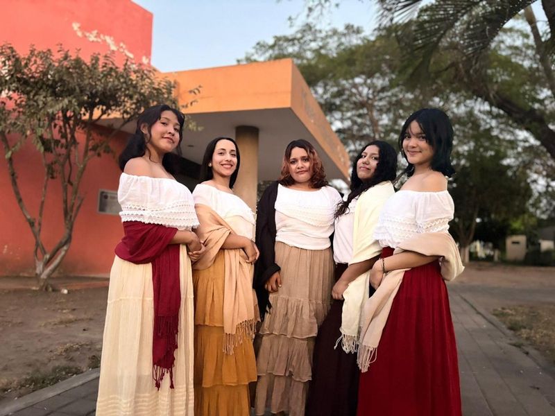 En este momento estás viendo Llevan jóvenes de Tecomán sus leyendas a complejo cultural Los Pinos